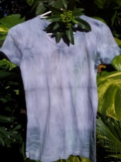 Tee eco-dyed with black beans